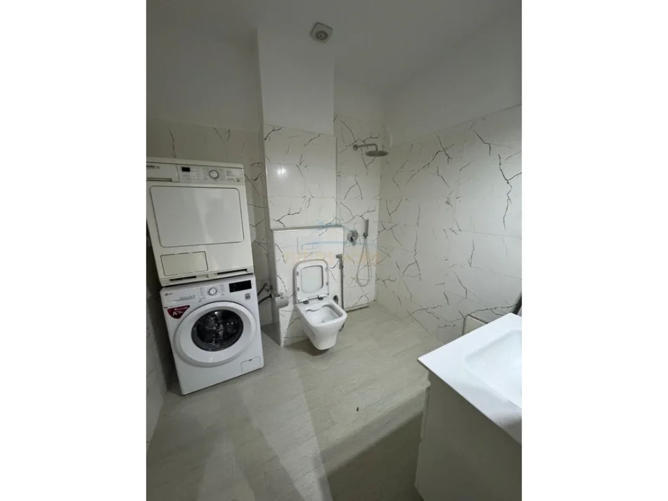 Tirane, jepet me qera apartament Kati 0, 420 € (BARRIKADA)