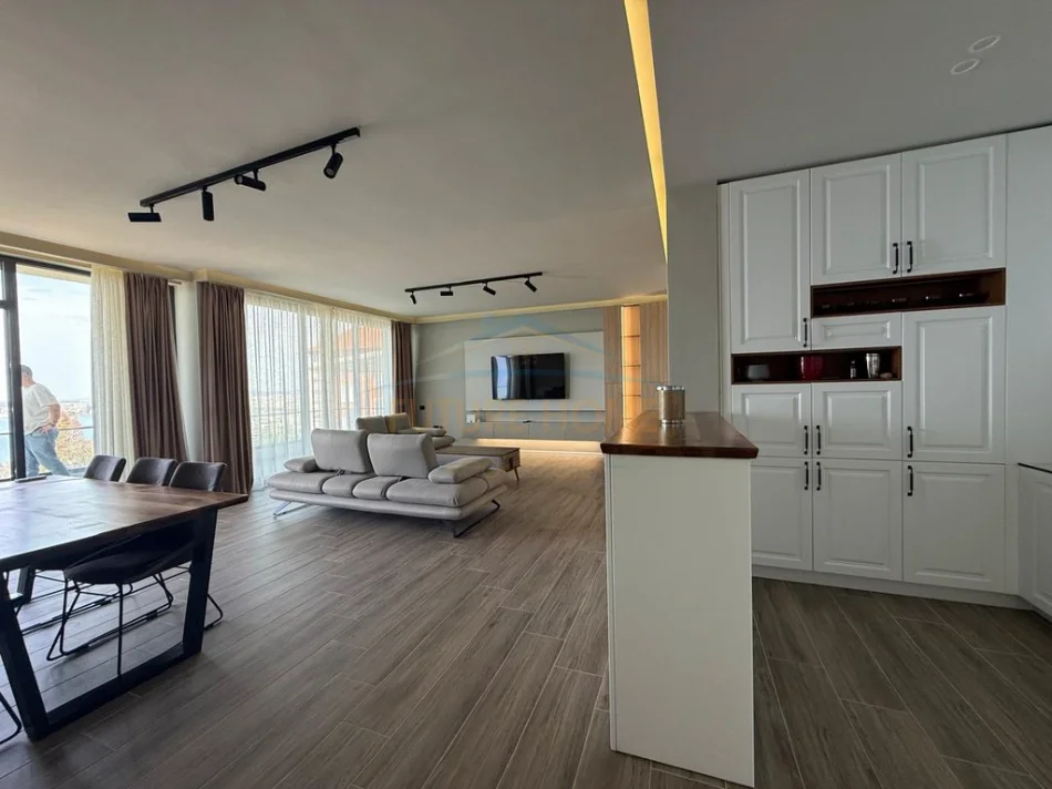Vlore, shitet apartament 2+1+Aneks+Ballkon Kati 0, 148 m² 389.000 € (Uji i Ftohte)