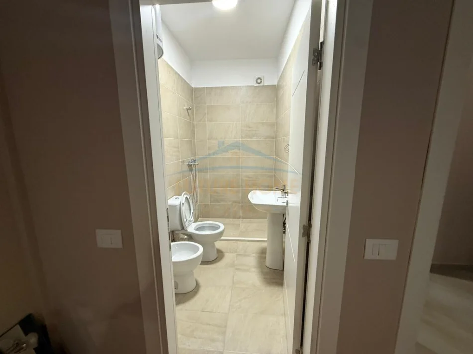 Tirane, jepet me qera apartament 2+1+Aneks+Ballkon Kati 3, 96 m² 600 € (spitali amerikan 2)