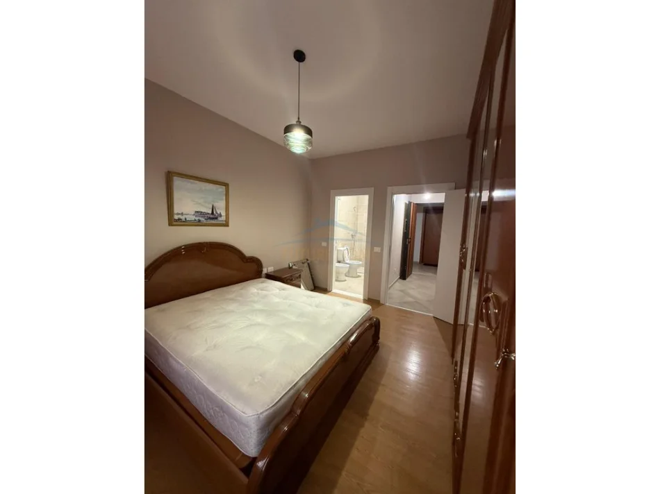 Tirane, jepet me qera apartament 2+1+Aneks+Ballkon Kati 3, 96 m² 600 € (spitali amerikan 2)
