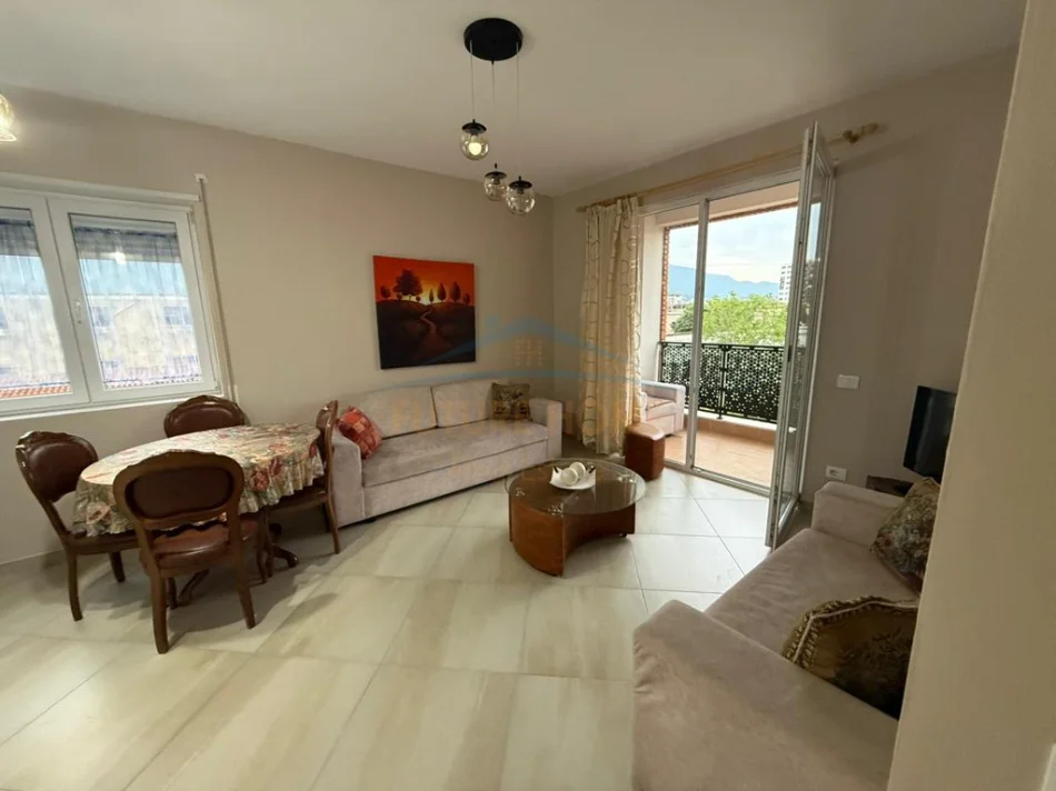 Tirane, jepet me qera apartament 2+1+Aneks+Ballkon Kati 3, 96 m² 600 € (spitali amerikan 2)