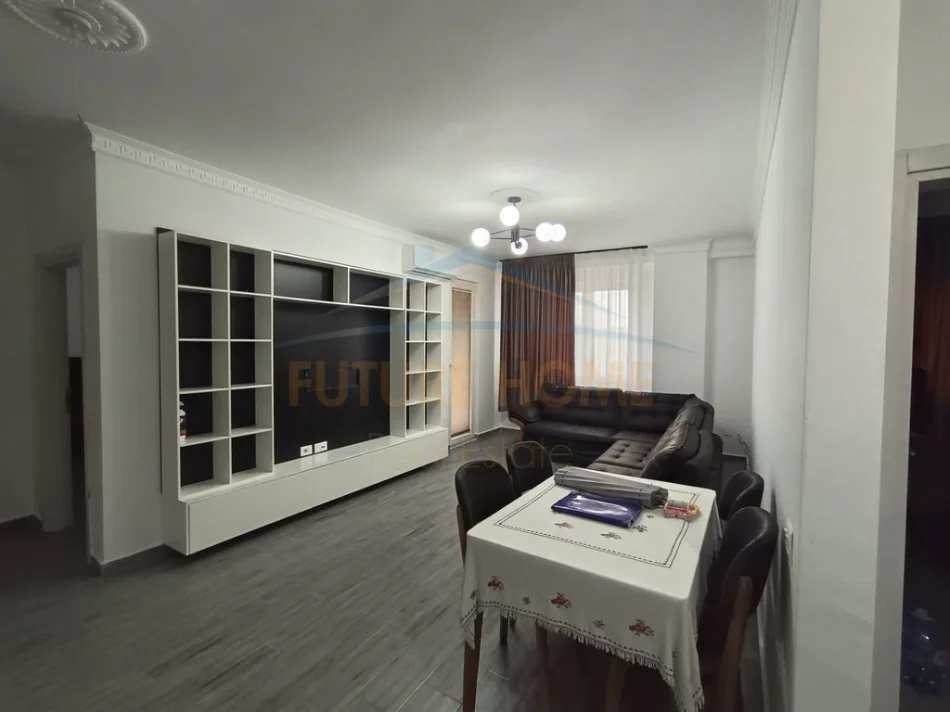 Tirane, jepet me qera apartament 2+1+Ballkon Kati 10, 100 m² 550 € (Grand Galeri Yzberisht, Tirane)