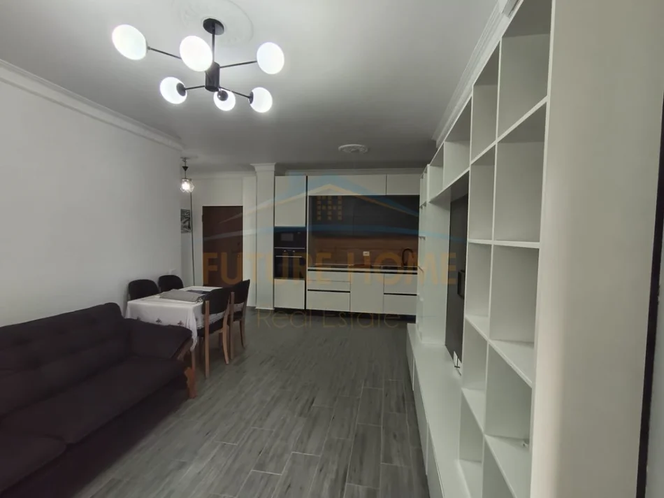 Tirane, jepet me qera apartament 2+1 Kati 10, 100 m² 550 € (Gand GALERI)