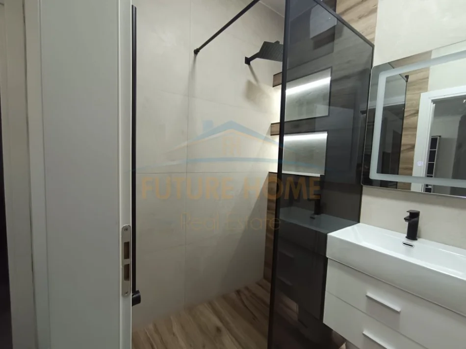 Tirane, jepet me qera apartament 2+1+Ballkon Kati 10, 100 m² 550 € (Grand Galeri Yzberisht, Tirane)