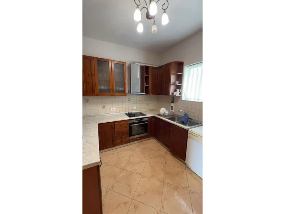 Tirane, jepet me qera apartament Kati 1, 800 € (Sauk)