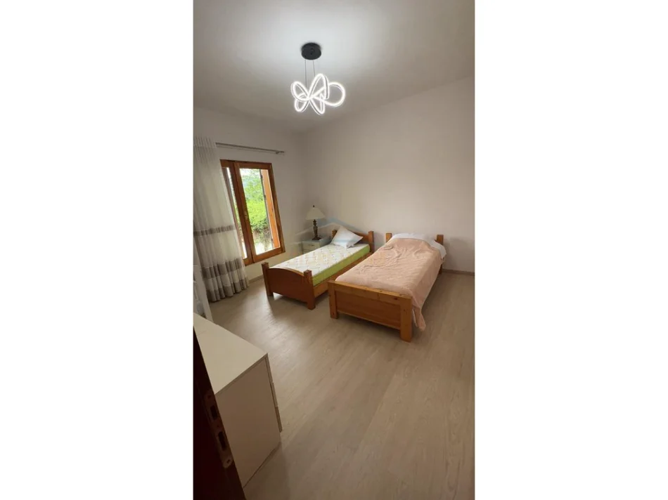 Tirane, jepet me qera apartament Kati 1, 800 € (Sauk)