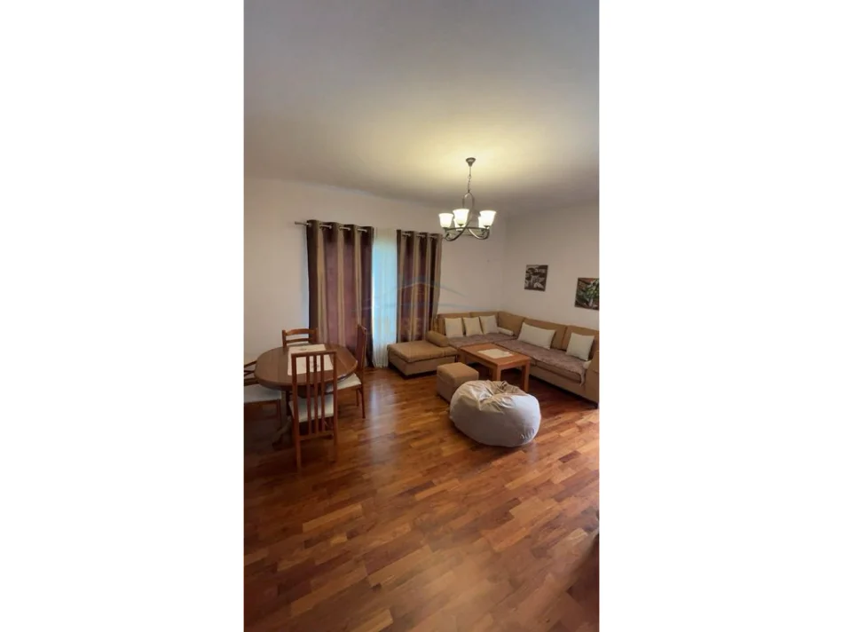 Tirane, jepet me qera apartament Kati 1, 800 € (Sauk)