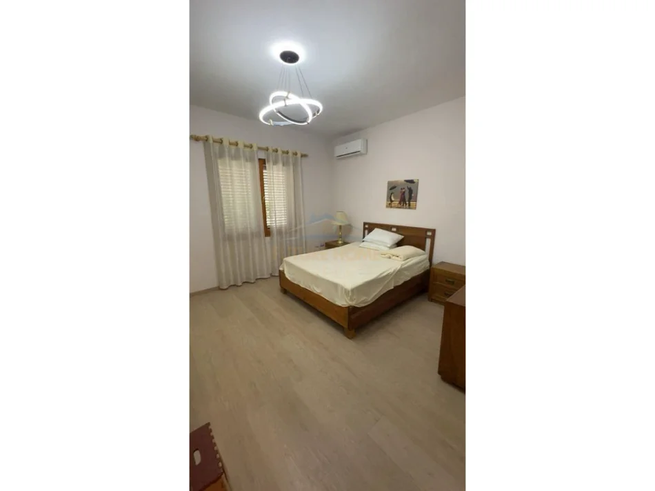 Tirane, jepet me qera apartament Kati 1, 800 € (Sauk)