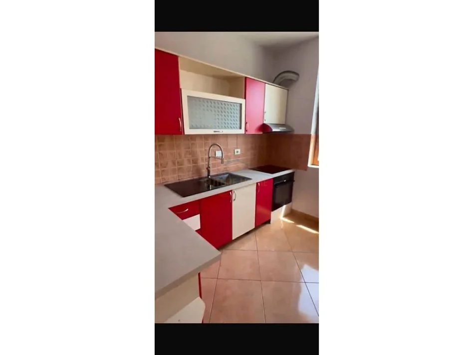 Tirane, jepet me qera apartament 2+1+Ballkon Kati 3, 80 m² 1.000 € (afer globe)