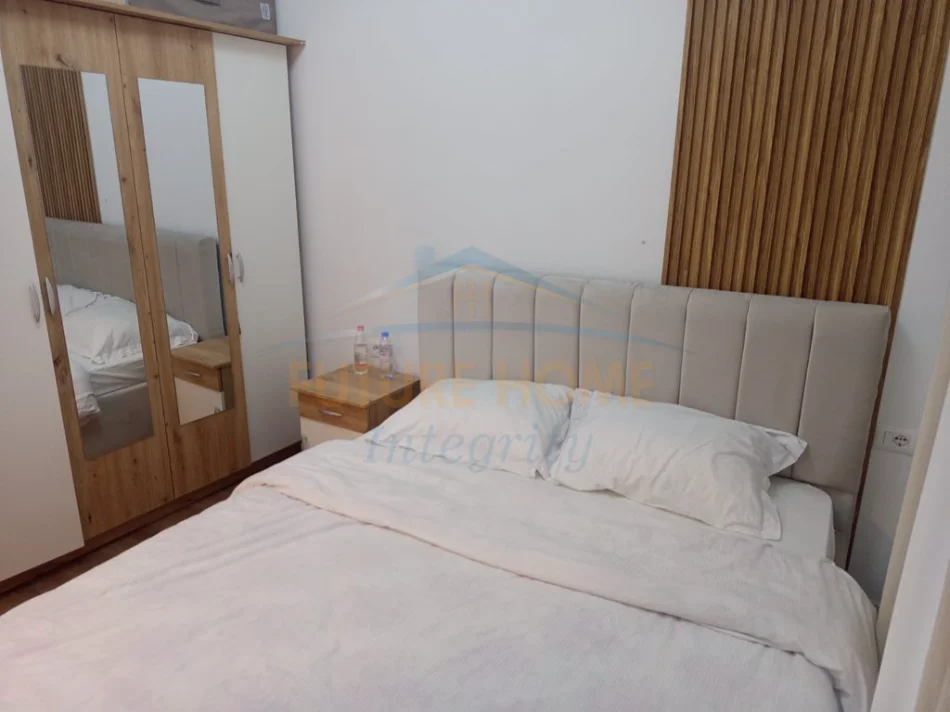 Tirane, jepet me qera apartament 1+1+Ballkon Kati 2, 400 € (Ali Demi, Kompleksi Kadiu)