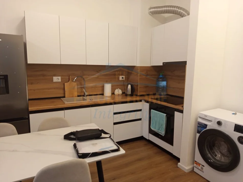 Tirane, jepet me qera apartament 1+1+Ballkon Kati 2, 400 € (Ali Demi, Kompleksi Kadiu)