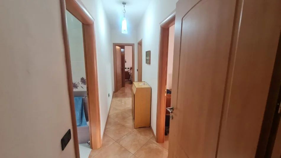 Tirane, jepet me qera apartament 2+1+Ballkon Kati 4, 120 m² 600 € (Rruga e kavajes)