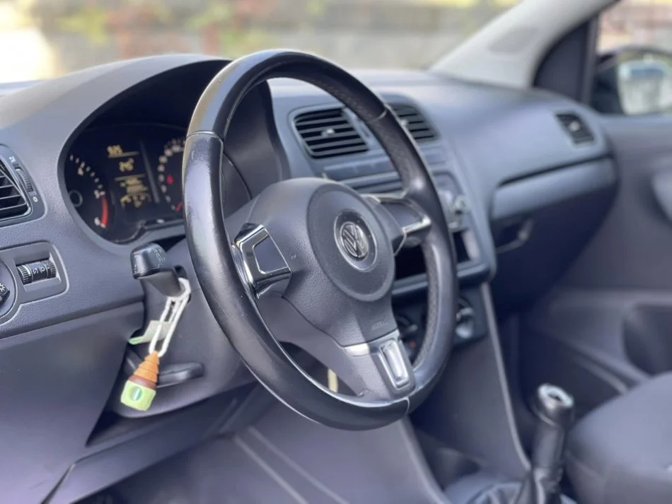 Tirane, shes makine VW POLO Nafte, blu e errët manuale Kondicioner 206.000 km 5.600 €