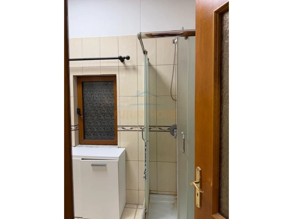 Tirane, jepet me qera Vile 2+1 Kati 3, 107 m² 380 € (mezez , mbrapa Burger ija)