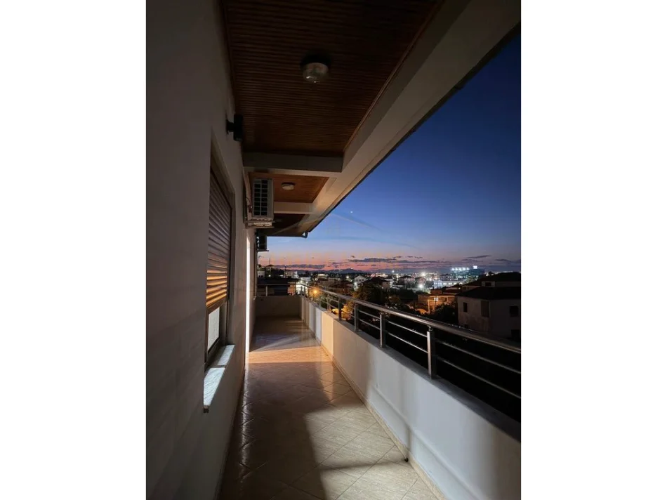 Tirane, jepet me qera Vile 2+1 Kati 3, 104 m² 380 € (MEZEZE)