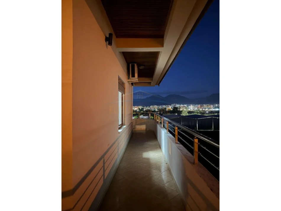 Tirane, jepet me qera Vile 2+1 Kati 3, 104 m² 380 € (MEZEZE)