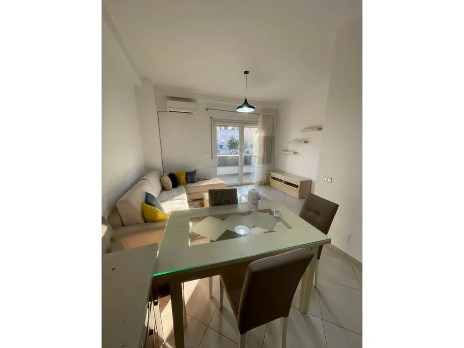 Tirane, jepet me qera apartament 2+1 Kati 2, 105 m² 750 € (Komuna e Parisit)