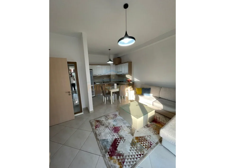 Tirane, jepet me qera apartament 2+1+Ballkon Kati 2, 105 m² 750 € (Komuna e Parisit)