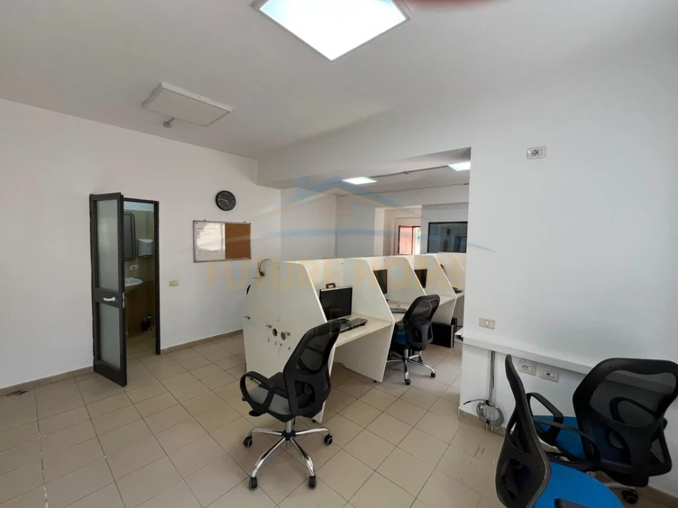 Tirane, jepet me qera ambjent biznesi Kati 0, 121 m² 750 € (Pazari i Ri, Tirane)