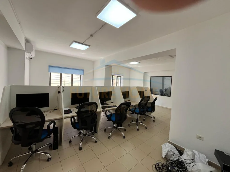 Tirane, jepet me qera ambjent biznesi Kati 0, 121 m² 750 € (Pazari i Ri, Tirane)