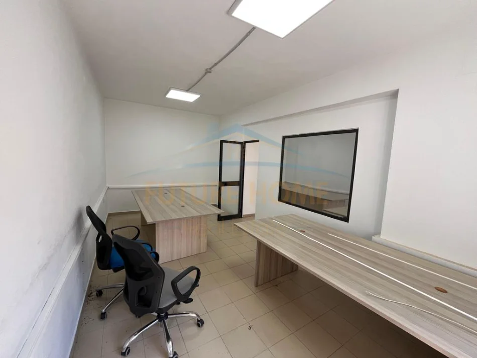 Tirane, jepet me qera ambjent biznesi Kati 0, 121 m² 750 € (Pazari i Ri, Tirane)