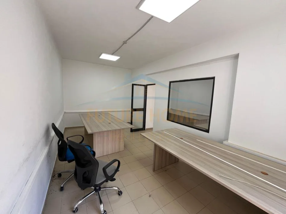 Tirane, jepet me qera zyre Kati 0, 121 m² 750 € (Pazari i Ri, Tirane,)