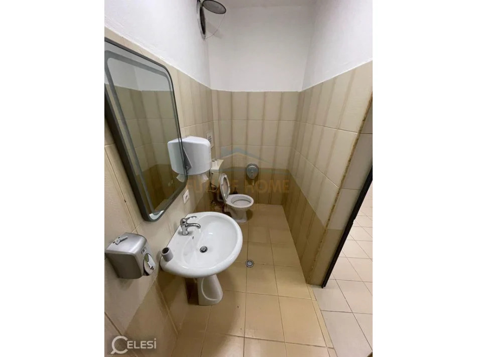 Tirane, jepet me qera zyre Kati 0, 121 m² 750 € (Pazari i Ri, Tirane,)