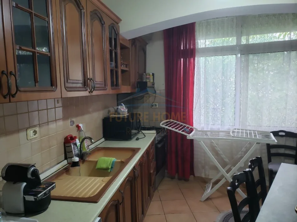 Tirane, jepet me qera apartament 1+1 Kati 4, 65 m² 450 € (Laprake)