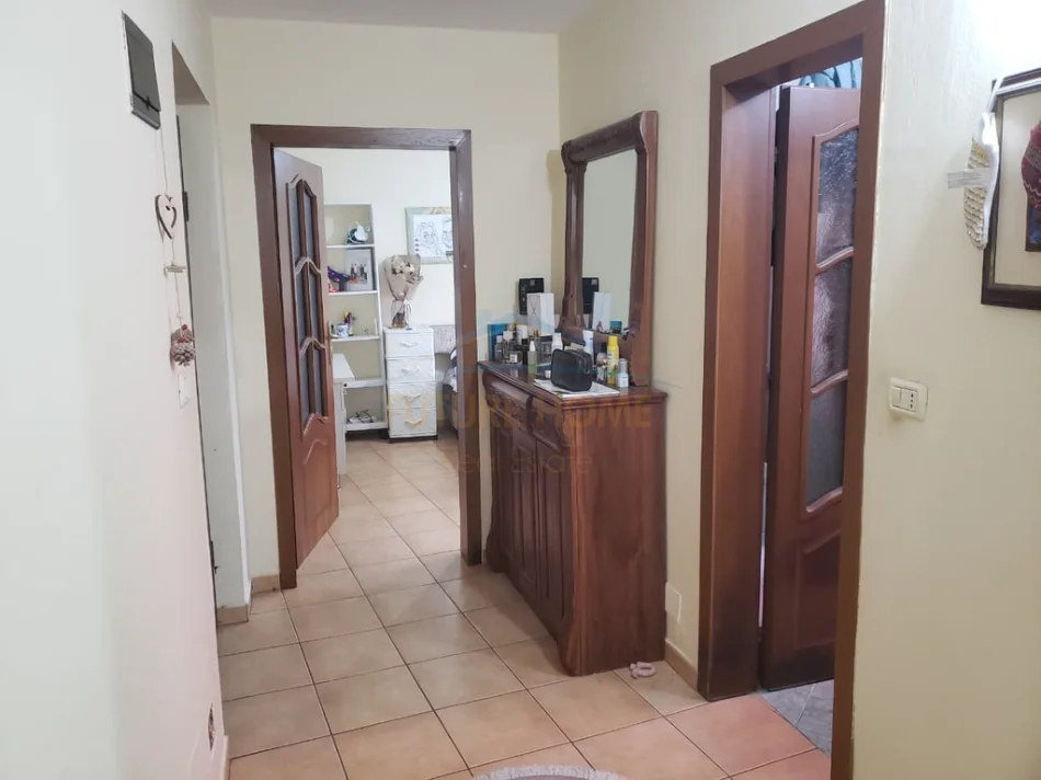Tirane, jepet me qera apartament 1+1 Kati 4, 65 m² 450 € (Laprake)
