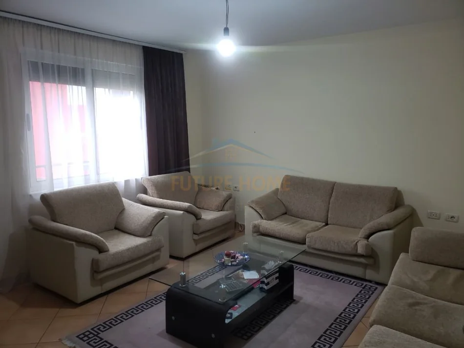 Tirane, jepet me qera apartament 1+1 Kati 4, 65 m² 450 € (Laprake)