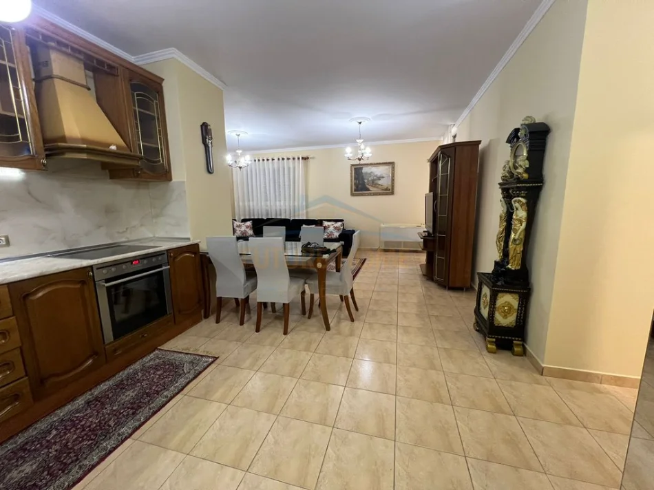 Tirane, jepet me qera apartament 2+1 Kati 6, 100 m² 900 € (blloku)