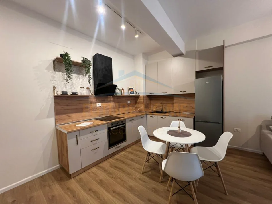 Tirane, jepet me qera apartament 1+1 Kati 3, 62 m² 400 € (Fresk)
