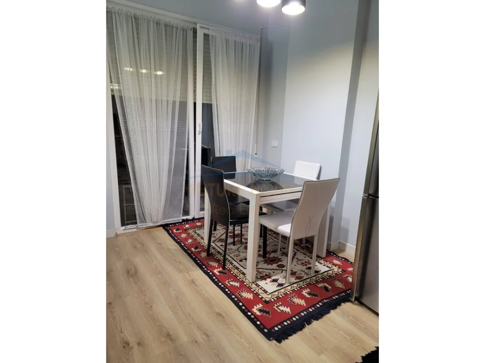 Tirane, jepet me qera apartament 2+1+Ballkon Kati 6, 82 m² 600 € (5 MAJI)