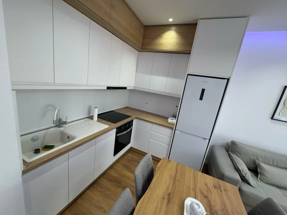 Tirane, jepet me qera apartament 1+1 Kati 4, 56 m² 500 € (Rruga 5 Maji)