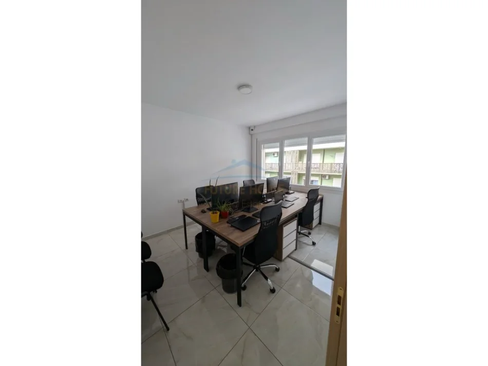 Tirane, jepet me qera ambjent biznesi Kati 4, 64 m² 650 € (Zogu i Zi, Tirane.)