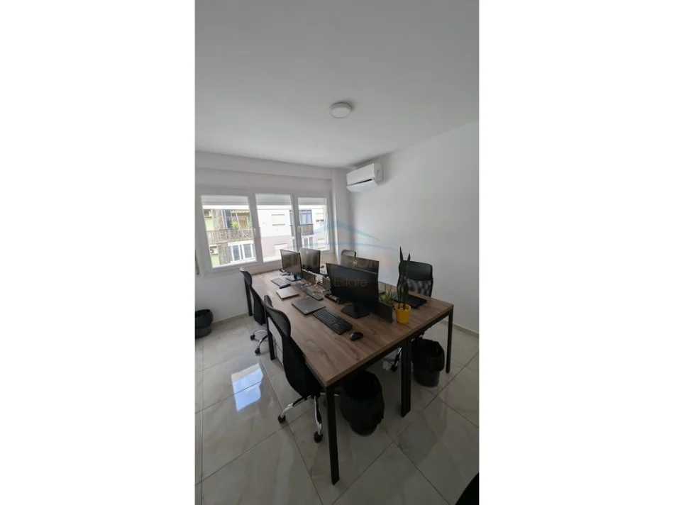 Tirane, jepet me qera ambjent biznesi Kati 4, 64 m² 650 € (Zogu i Zi, Tirane.)