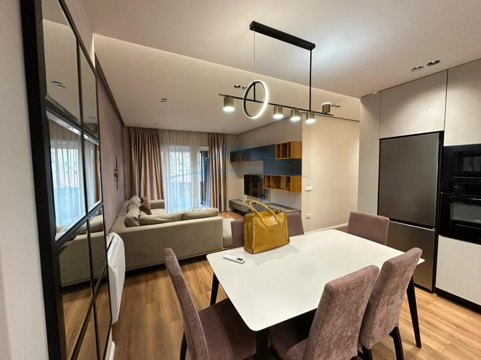 Tirane, jepet me qera apartament 1+1+Ballkon Kati 2, 72 m² 850 € (Rruga Qemal Stafa, Shkolla e Kuqe, Tirane)