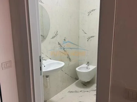 Tirane, jepet me qera apartament 1+1 Kati 6, 63 m² 300 € (univers city)