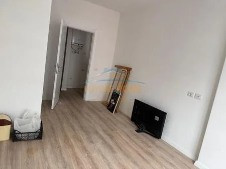 Tirane, jepet me qera apartament 1+1 Kati 6, 63 m² 300 € (univers city)