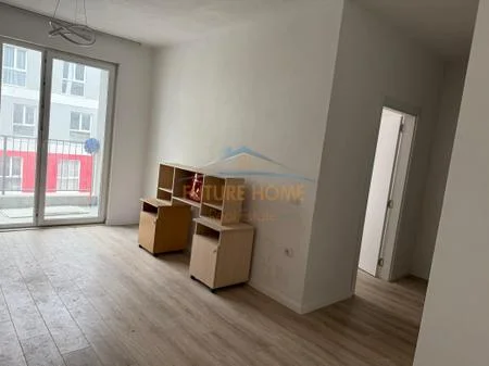 Tirane, jepet me qera apartament 1+1 Kati 6, 63 m² 300 € (univers city)