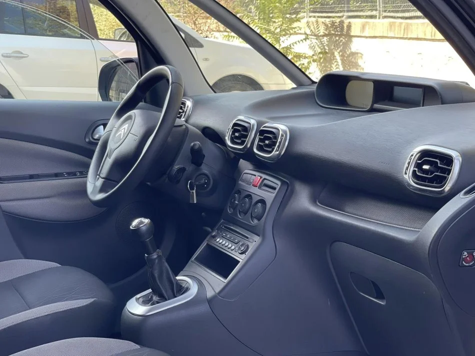 Tirane, shes makine CITROEN C3 PICASSO Benzin+Gaz, e zeze manuale Klima 178.000 km 5490 EURO