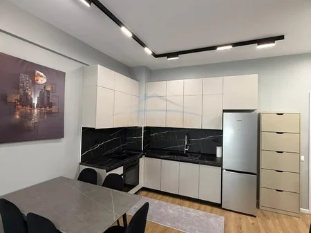 Tirane, jepet me qera apartament 1+1+Ballkon Kati 3, 53 m² 450 € (Fresk)