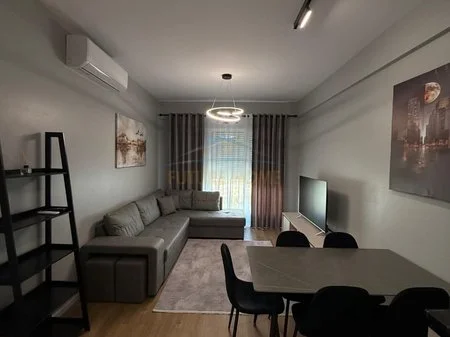 Tirane, jepet me qera apartament 1+1+Ballkon Kati 3, 53 m² 400 € (OXA)