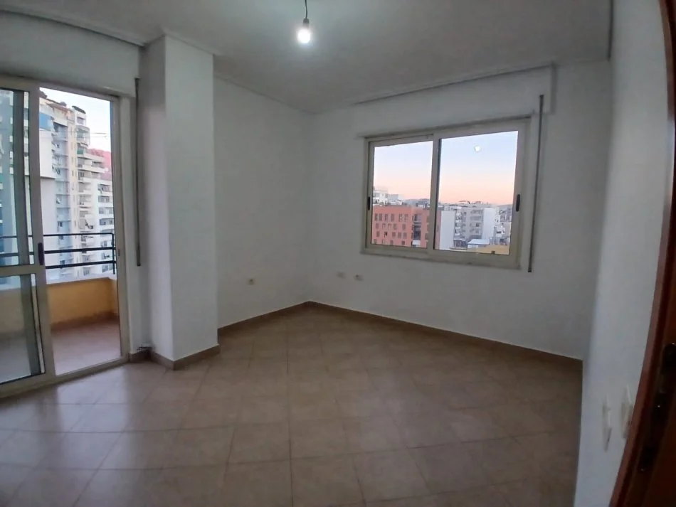 Tirane, jepet me qera apartament 2+1+Ballkon Kati 7, 87 m² 450 € (Selvia)
