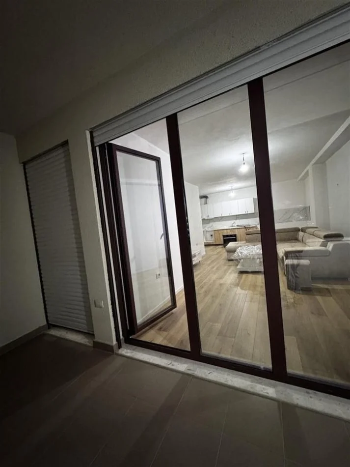 Tirane, jepet me qera apartament 1+1+Ballkon Kati 4, 98 m² 500 € ( Pranë Concorde Center)