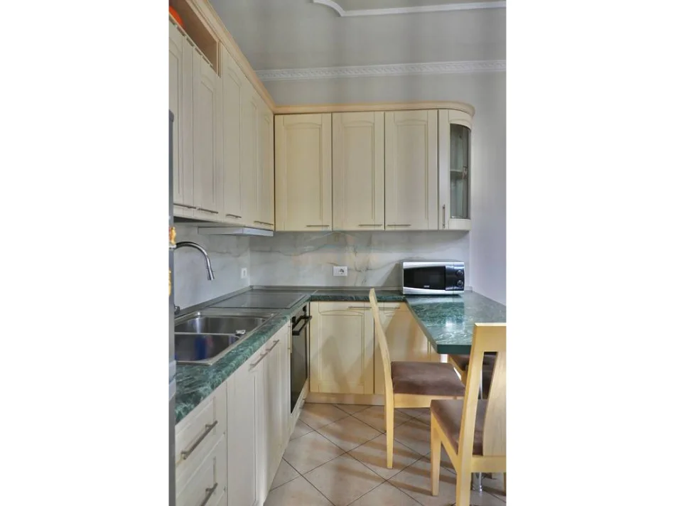 Tirane, jepet me qera apartament 2+1+Ballkon Kati 5, 75 m² 650 € (rruga irfan tomini)