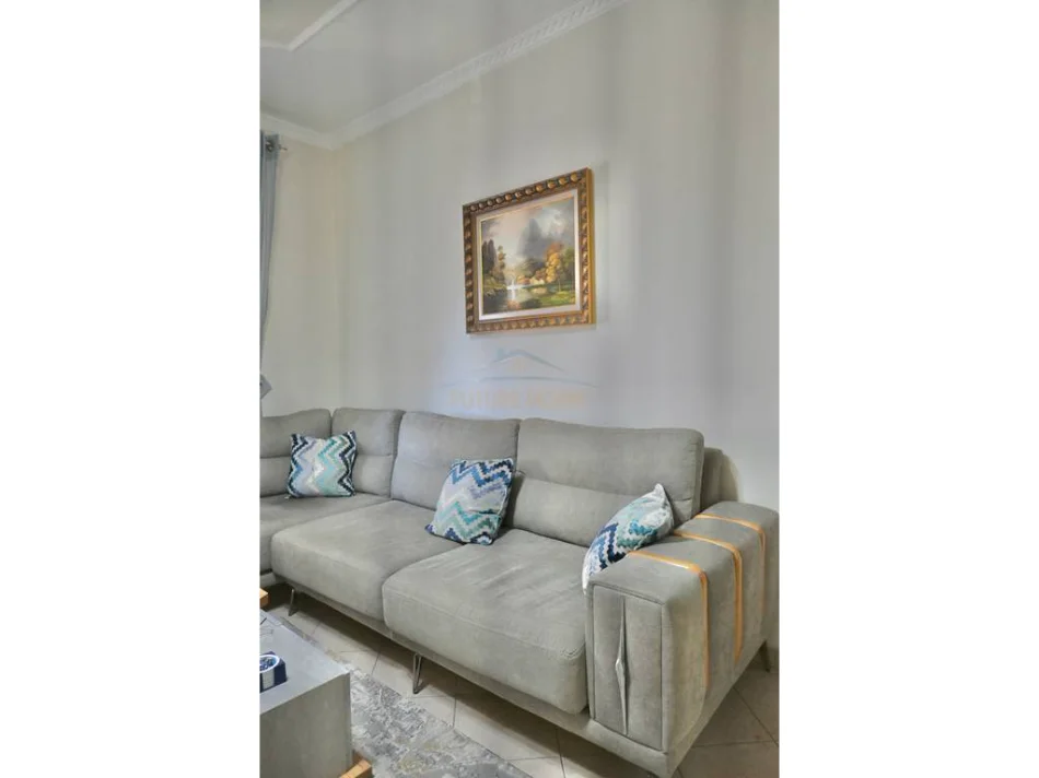 Tirane, jepet me qera apartament 2+1+Ballkon Kati 5, 75 m² 650 € (rruga irfan tomini)