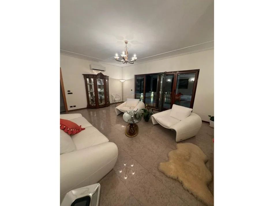 Tirane, jepet me qera apartament 3+1 Kati 5, 200 m² 1.100 € (Rruga e Elbasanit)