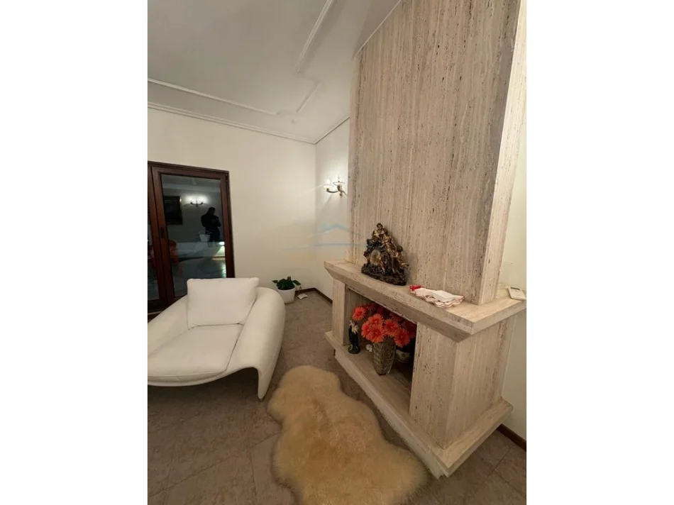 Tirane, jepet me qera apartament 3+1 Kati 5, 200 m² 1.100 € (Rruga e Elbasanit)