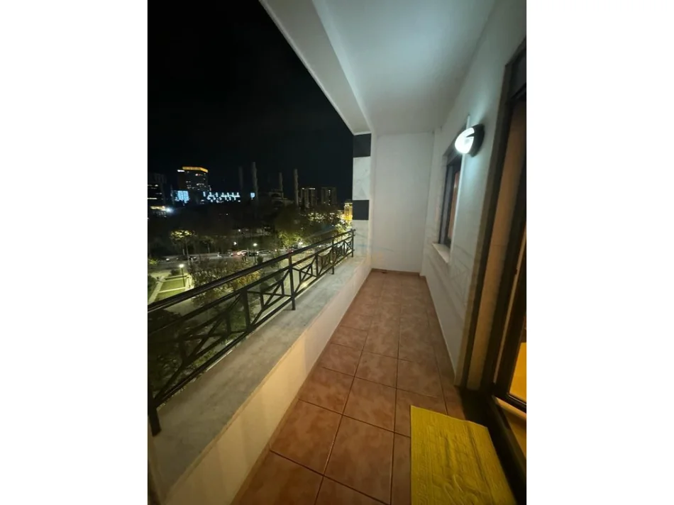 Tirane, jepet me qera apartament 3+1 Kati 5, 200 m² 1.100 € (Rruga e Elbasanit)